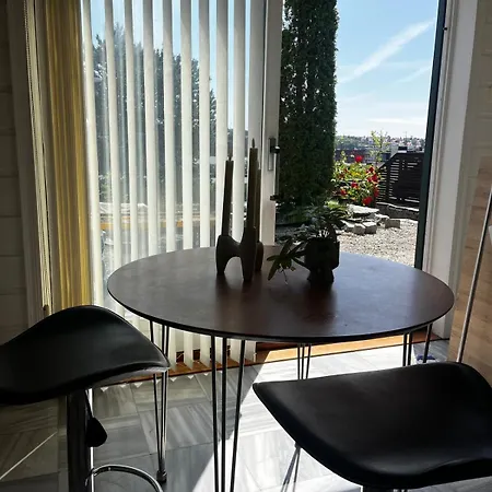 Sentral, Romslig Og Lys Med Parkering *