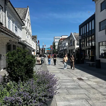 Sentral, Romslig Og Lys Med Parkering
