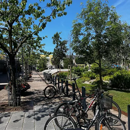 Sentral, Romslig Og Lys Med Parkering