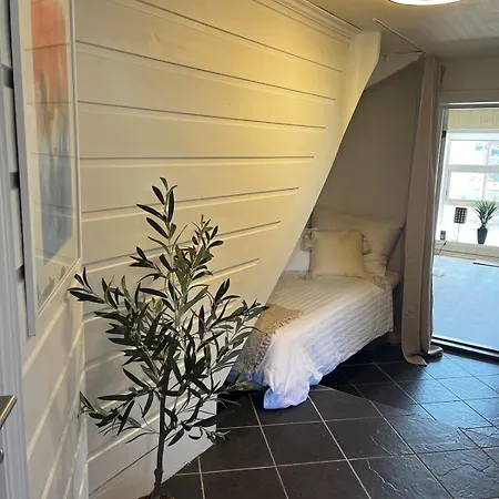 Sentral, Romslig Og Lys Med Parkering Apartment