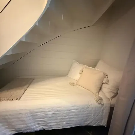 Sentral, Romslig Og Lys Med Parkering Apartmán *