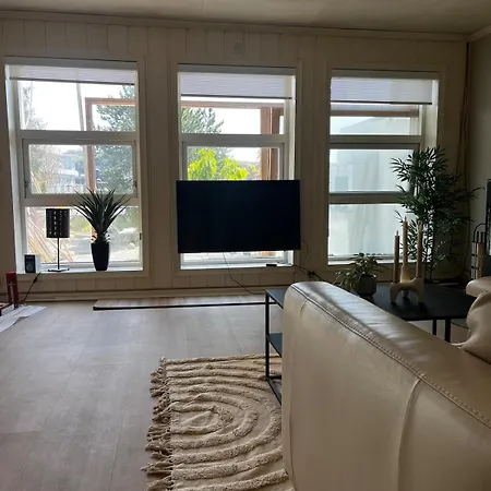 Sentral, Romslig Og Lys Med Parkering Apartmán *