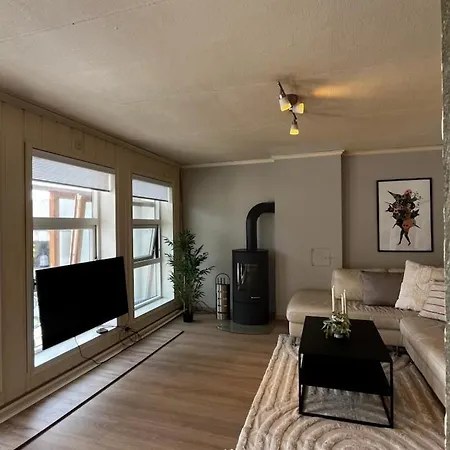 Sentral, Romslig Og Lys Med Parkering Apartmán *