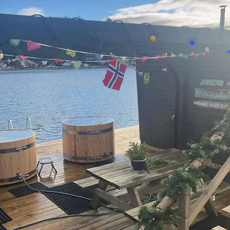 Sentral, Romslig Og Lys Med Parkering Apartmán *