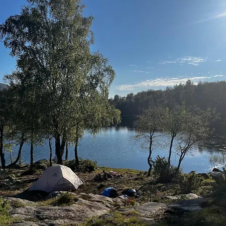 Sentral, Romslig Og Lys Med Parkering