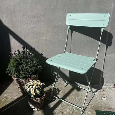 Sentral, Romslig Og Lys Med Parkering Apartmán