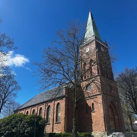 Apartmán Sentral, Romslig Og Lys Med Parkering