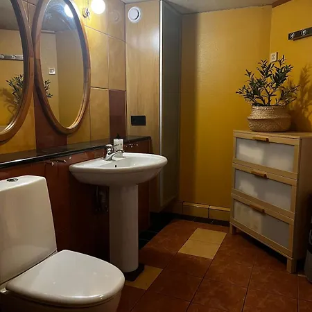 Sentral, Romslig Og Lys Med Parkering Apartmán *