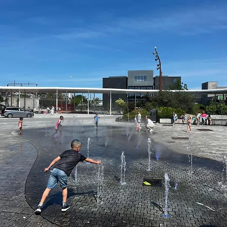Sentral, Romslig Og Lys Med Parkering