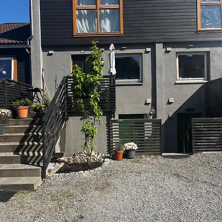 Sentral, Romslig Og Lys Med Parkering * 桑内斯